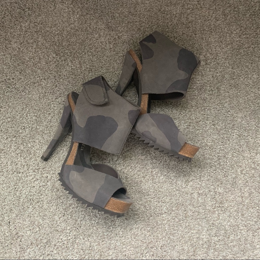 perfect condition Pedro Garcia camo heels